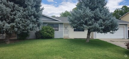Building Photo - Fruita 3 Bedroom 2 Bath Home with Fenced yard