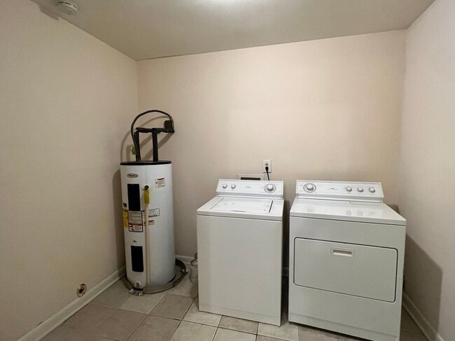 Building Photo - 2204 Merle St