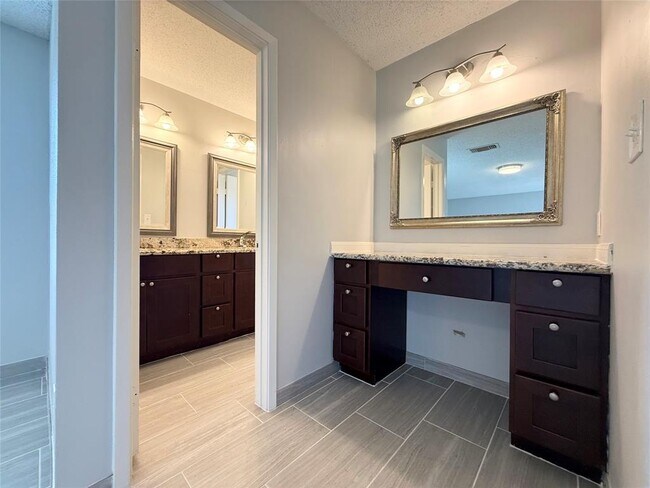 Building Photo - 2131 Highland Hills Dr