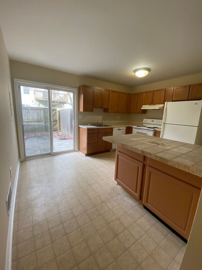 Building Photo - Charming Crofton Mews Condo