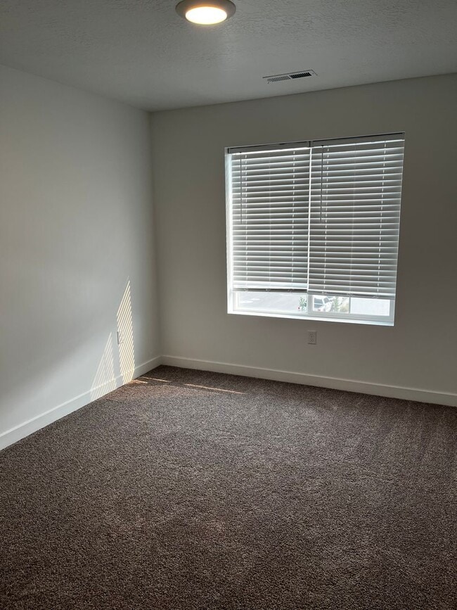 Building Photo - Beautiful Row End Townhouse