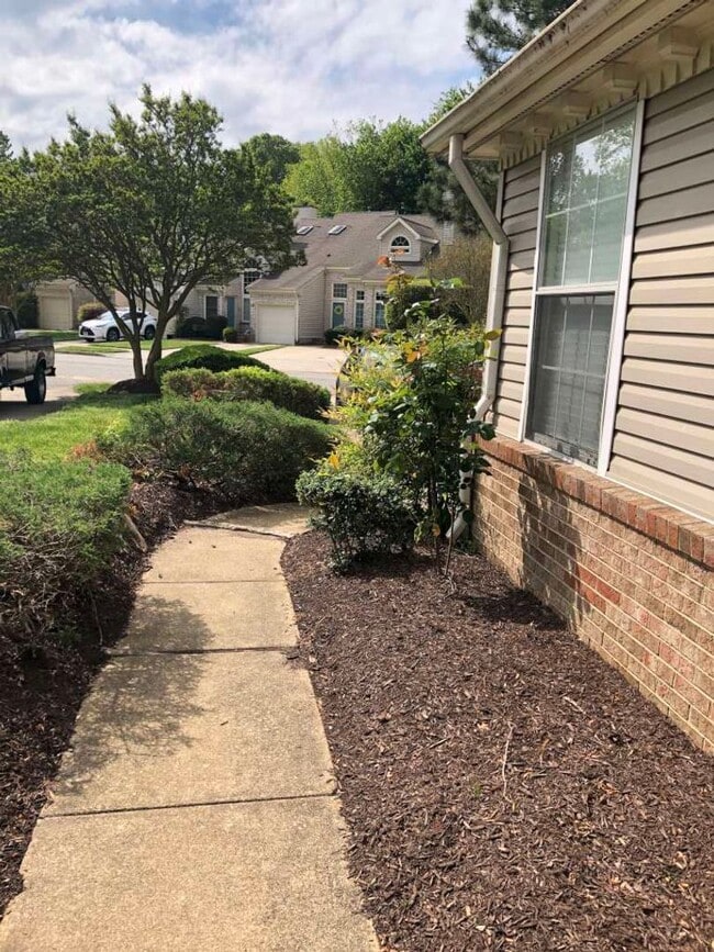 Building Photo - VERY NICE END UNIT TOWNHOME