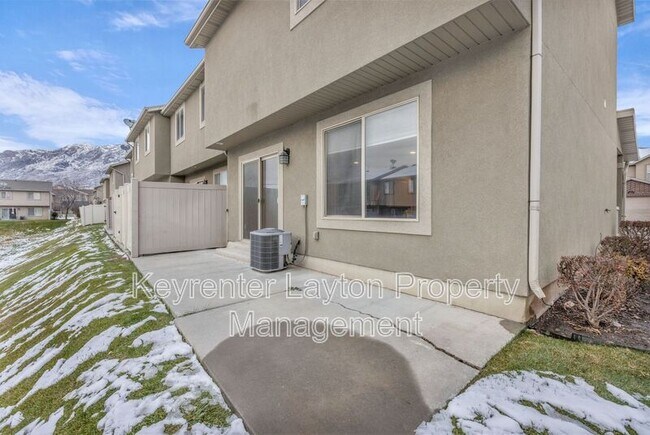 Building Photo - 2415 Wellington Dr