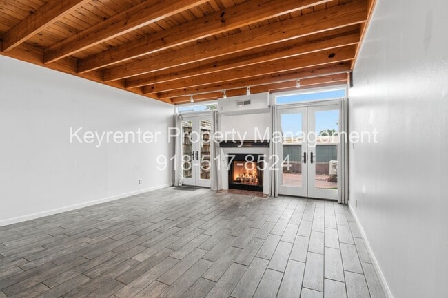 Building Photo - 2 Bed 2.5 Bath Right off Cherry Street!!