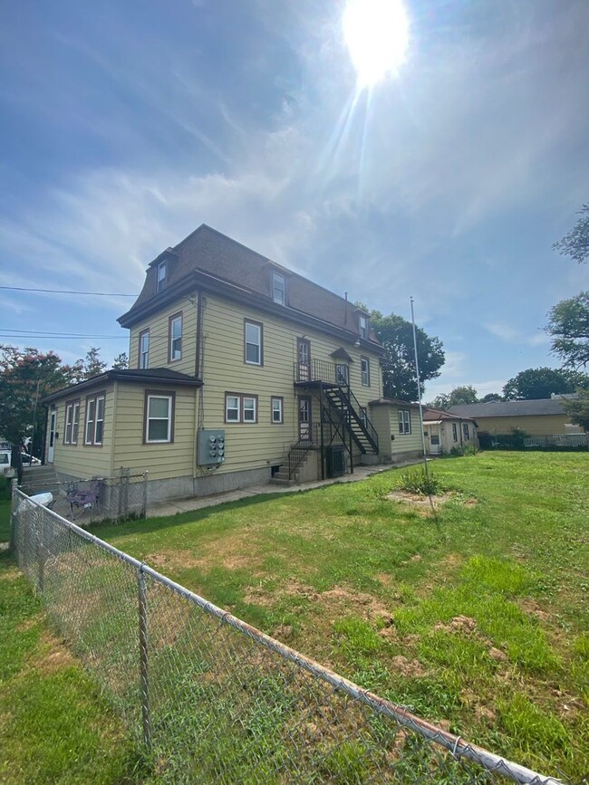 Building Photo - 127 Saude Ave