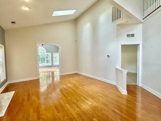 Building Photo - Three Bedroom Carriage House in Hampton Hall!