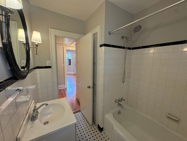 Building Photo - Adorable Home