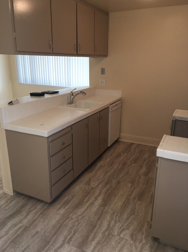 Building Photo - Charming 2-Bed, 1-Bath Townhome with Covered Garage – Great Location!