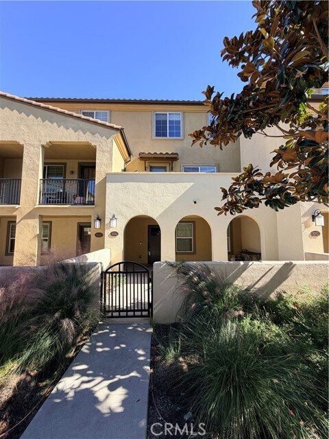 Building Photo - 818 Santa Fe Ave