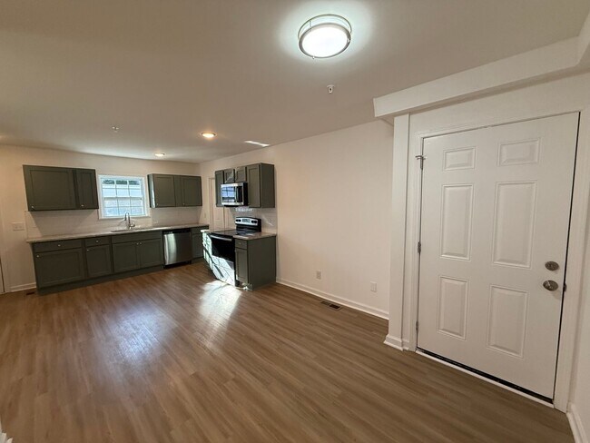 Building Photo - 208 Meadow St