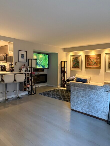 Building Photo - 129 E Bellevue Pl