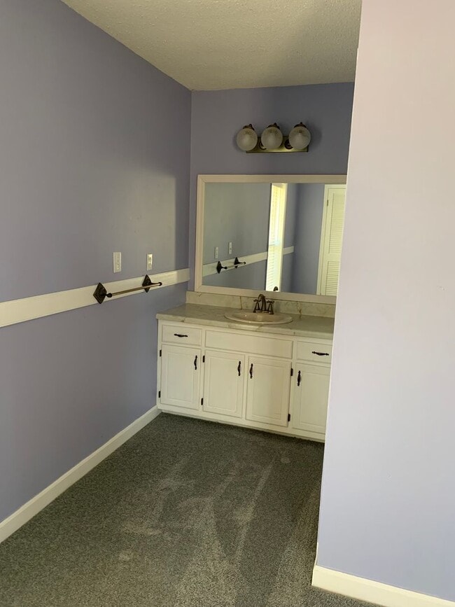 Building Photo - Amazing 4 Bedroom, 3 Bath Home With 2 Kitc...