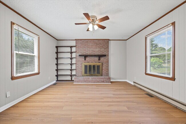 Building Photo - 3 Bedroom / 2 Bathroom Home on .78 Acres