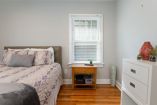 Building Photo - Beautifully Updated House - Awesome Montford Location