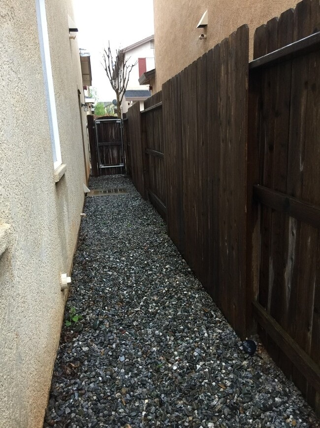Building Photo - Townhouse in the Villages at Shasta View G...