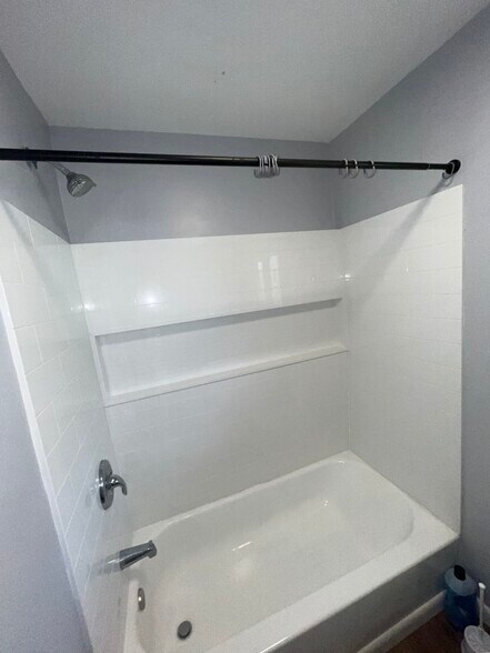 Main bath - 1010 Eisenhower Way