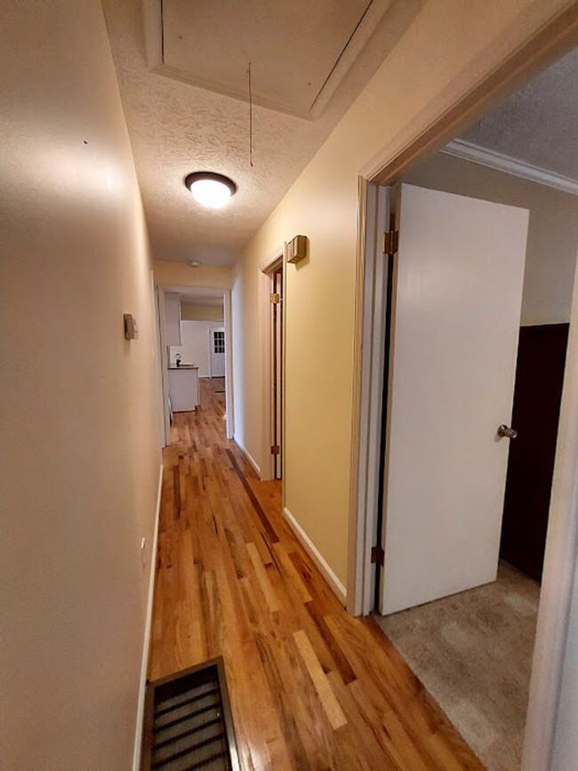 Building Photo - 3 Bedroom Brick Home