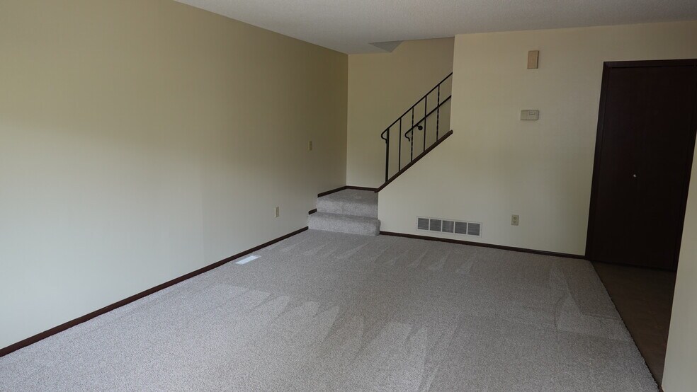 large living room - 1610 Helena Rd N
