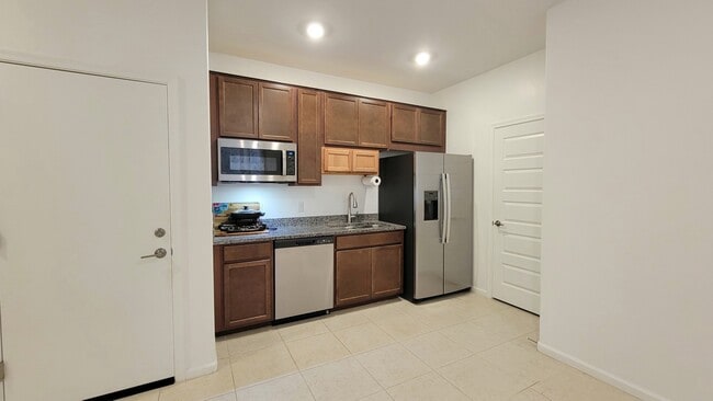 Building Photo - 7152 W Vineridge Dr