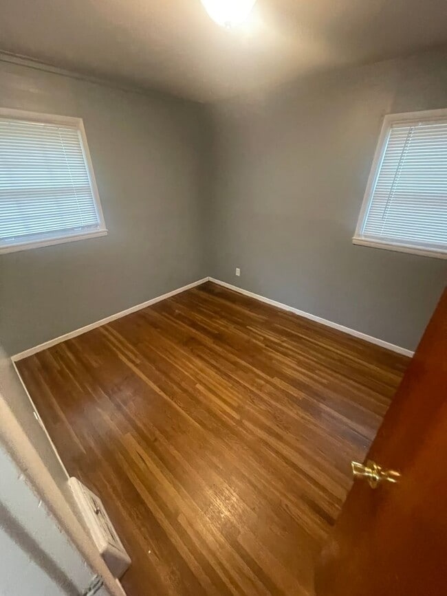 Building Photo - 3 Bed 1 Bath Singe Family Home Ready for Move in!!