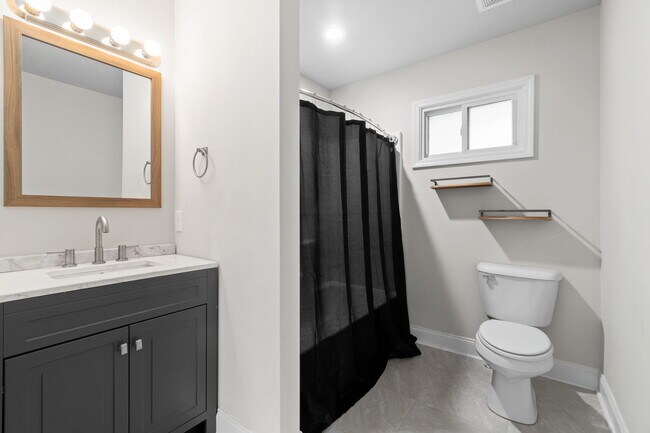 Building Photo - 370 Rossview Rd