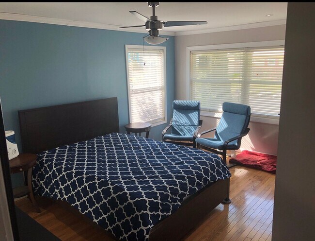 Building Photo - BEAUTIFULLY UPDATED 4 BEDROOM WITH FENCED ...