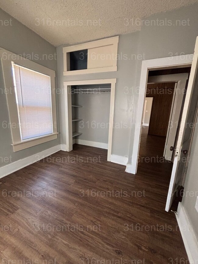 Building Photo - Three bedroom one bath freshly painted house available NOW!