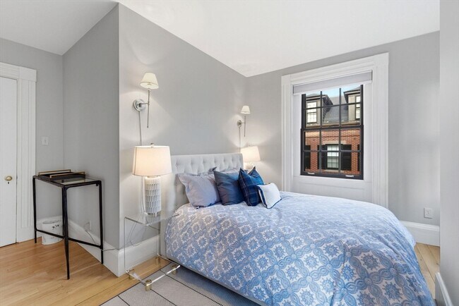 Building Photo - 50 River St