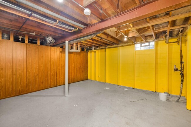 Building Photo - 214 E Spooner Rd