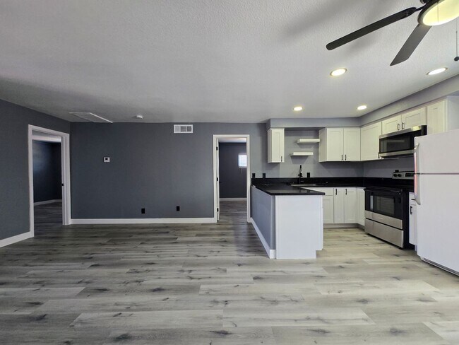 Building Photo - Upstairs Apartment