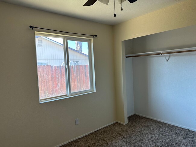 Building Photo - Cute well maintained home, convenient Anderson location