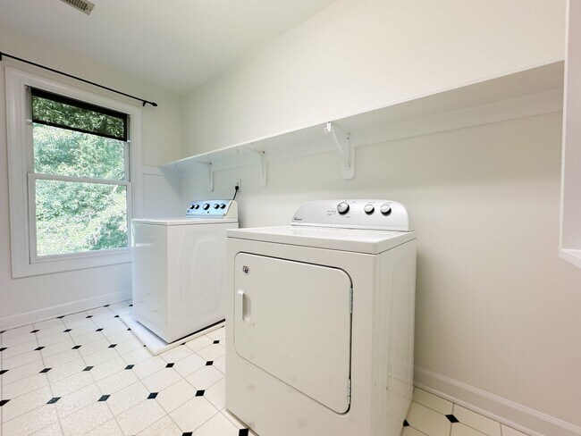 Building Photo - Cozy Oasis in Wake Forest!