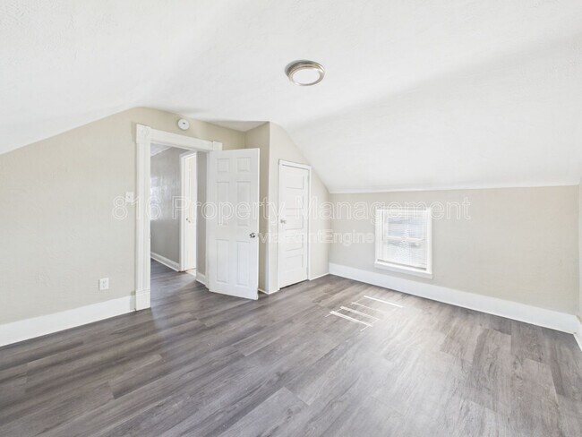 Building Photo - 525 Splitlog Ave