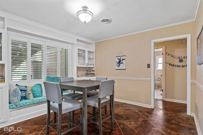 Building Photo - Adorable 3 bed 2 bath in Broadmoor Area!