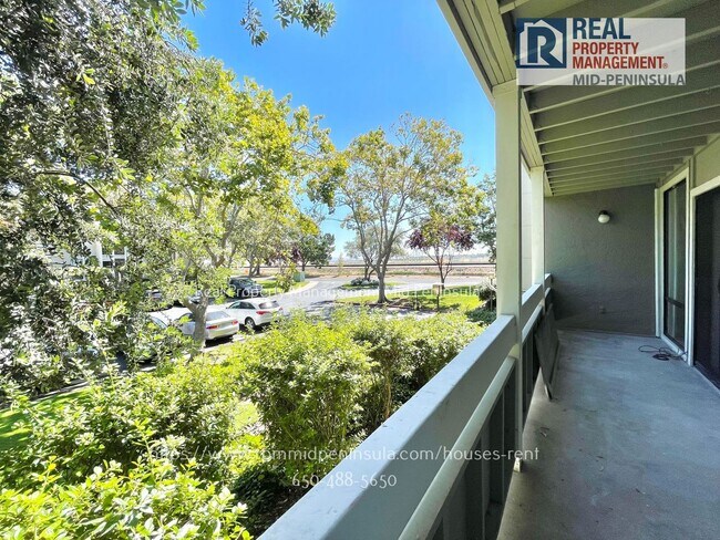 Building Photo - Modern, Light-Filled 3-Bedroom Condo in th...