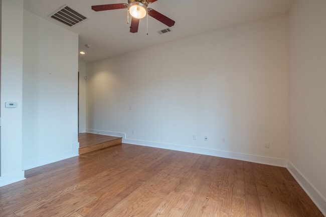 Building Photo - Beautiful 2 Bedroom, 2.5 Bath Townhome in Northwest Austin
