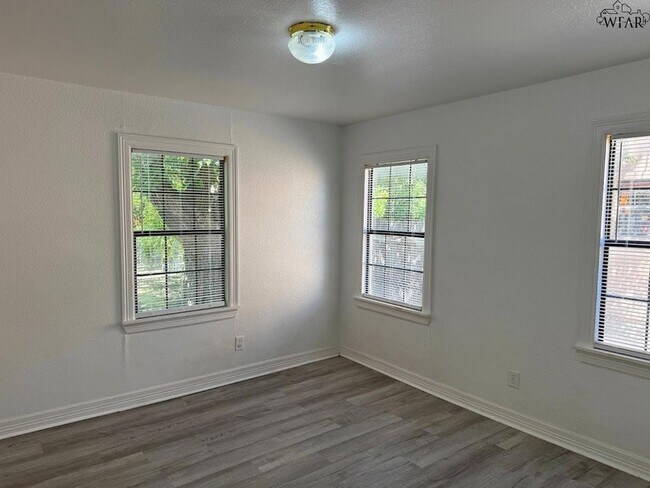 Building Photo - 1604 Blonde St