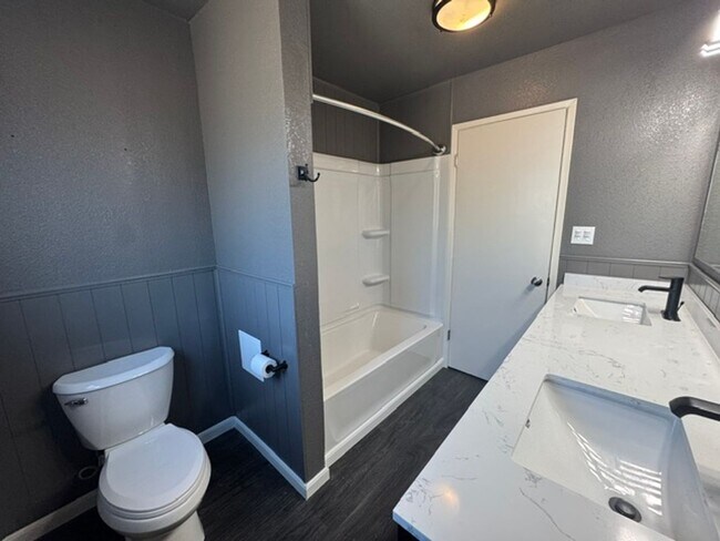 Building Photo - Beautiful 4 Bedroom 2 Bathroom Home with Solar!