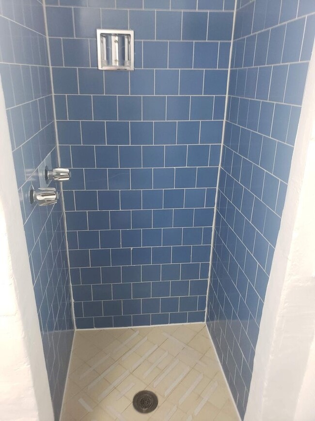 Building Photo - Cozy & Fresh Studio Apartment