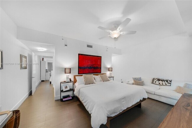 Building Photo - 6000 Collins Ave