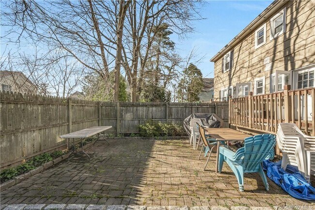 Building Photo - 570 N Barry Ave