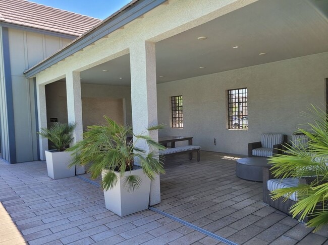 Building Photo - 2754 S Apache Dr