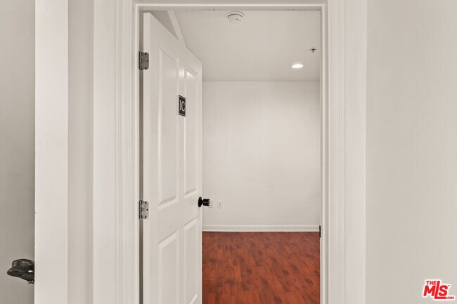 Building Photo - 2667 Menlo Ave