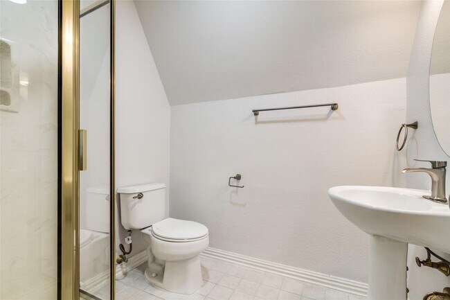 Building Photo - 1318 Peden St