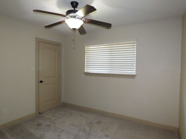 Building Photo - Lindale ISD- Gorgeous 4 Bedroom 2.5 Bathro...