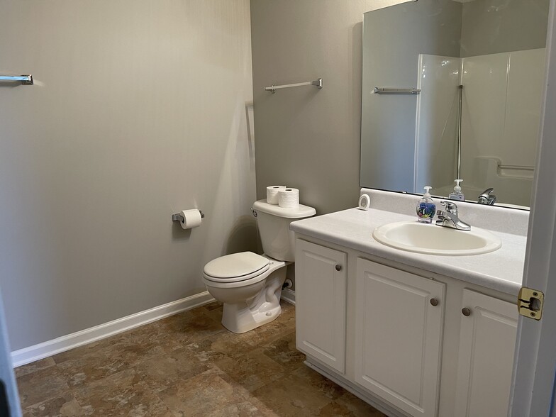 Building Photo - 105 Pelham Square Way