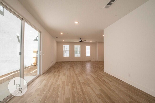 Building Photo - 2830 E Tamarind Dr