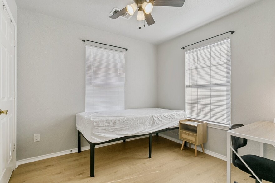 Building Photo - 107 S Crawford St