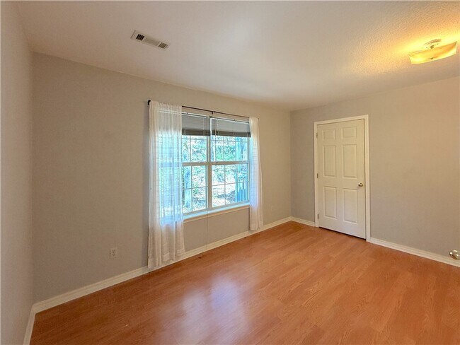 Building Photo - 28 Hickory Cir