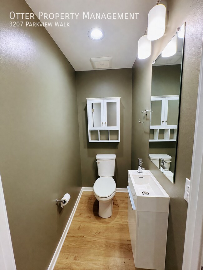 Building Photo - 3207 Parkview Walk